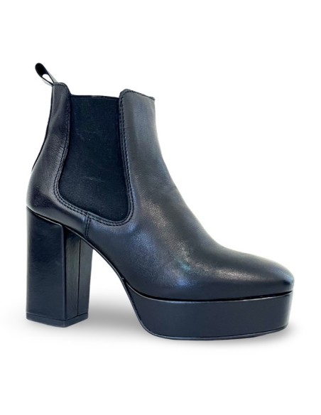 Katiuscia in pelle nera