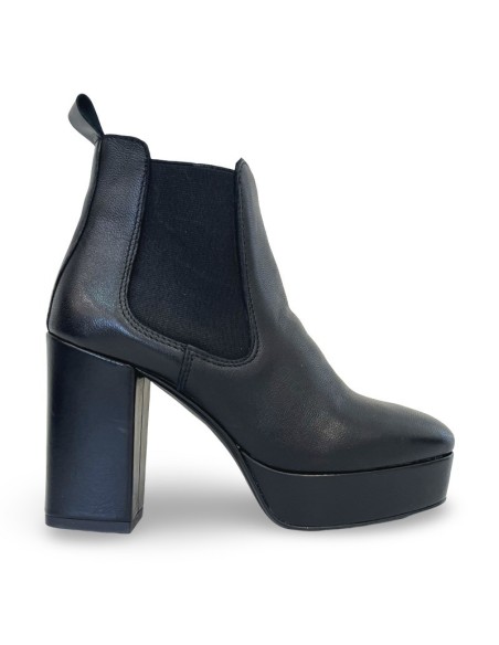 Katiuscia in pelle nera