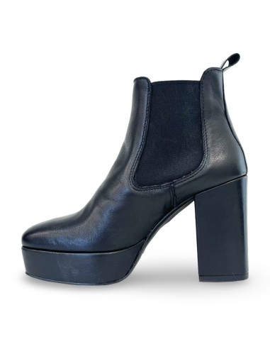 Katiuscia in pelle nera