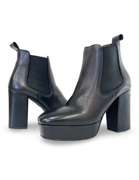 Katiuscia in pelle nera