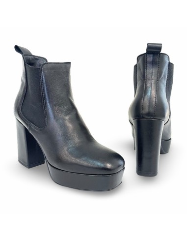 Katiuscia in pelle nera