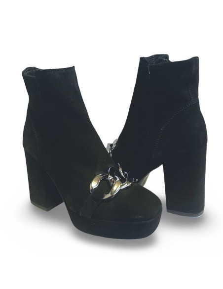 Stivaletto in camoscio con catena