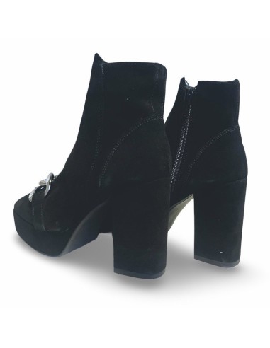 Stivaletto in camoscio con catena