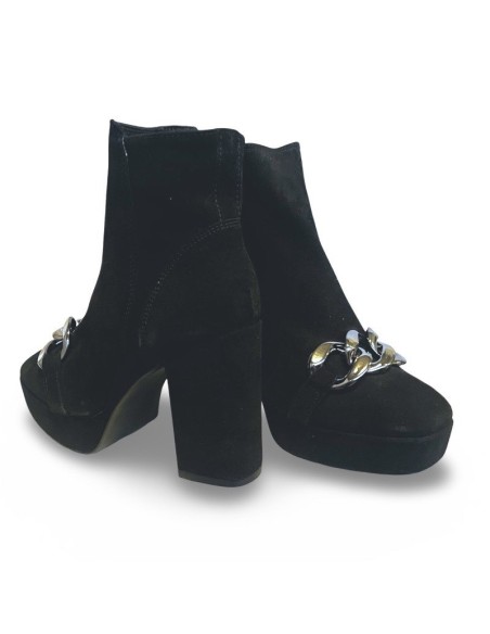 Stivaletto in camoscio con catena