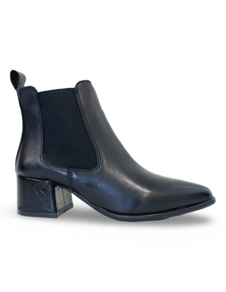 Giulia in pelle nera