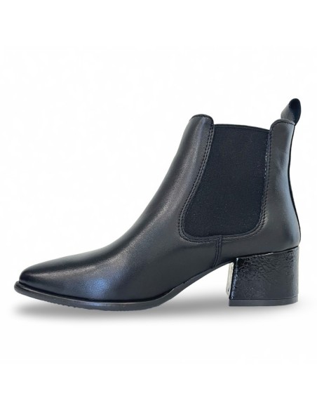 Giulia in pelle nera