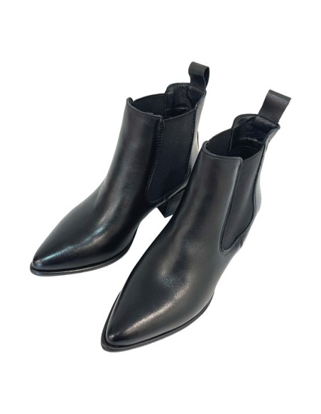 Giulia in pelle nera