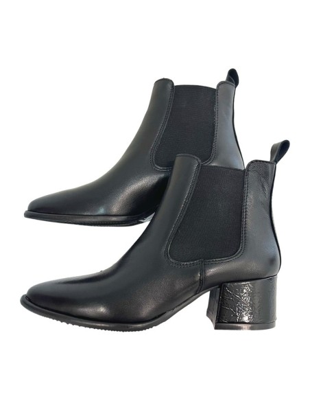 Giulia in pelle nera