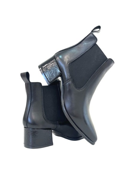 Giulia in pelle nera