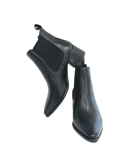 Giulia in pelle nera