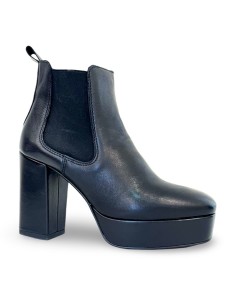 Katiuscia in pelle nera 2