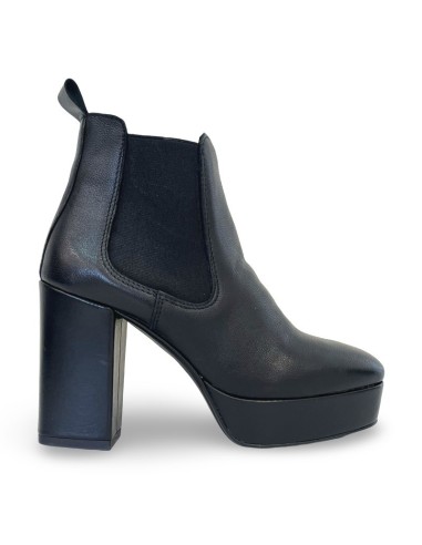 Katiuscia in pelle nera