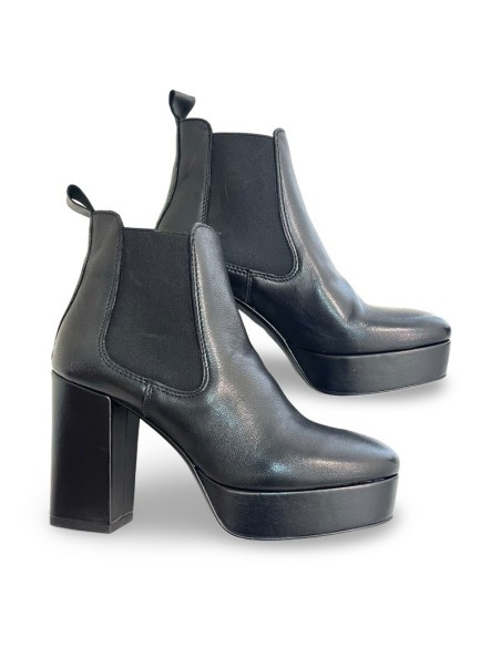 Katiuscia in pelle nera