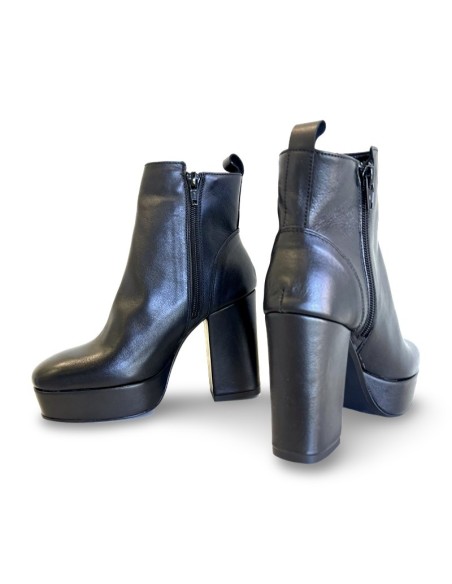 Deborah in pelle nera