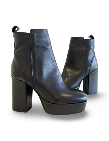 Deborah in pelle nera