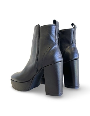 Deborah in pelle nera