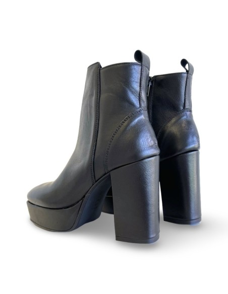 Deborah in pelle nera