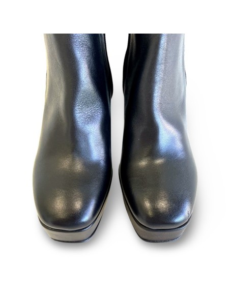 Deborah in pelle nera